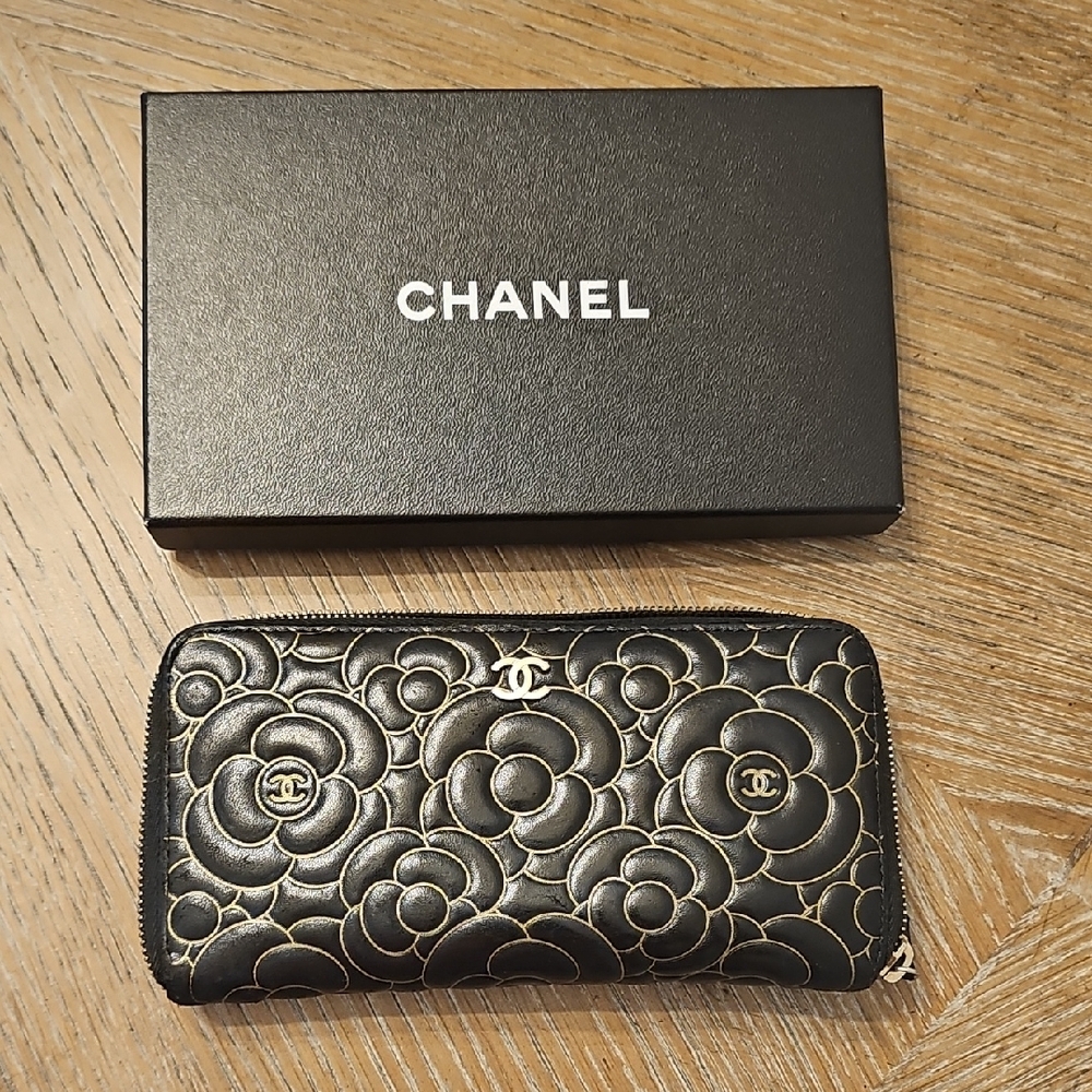 CHANEL Camellia Leather Wallet - Picture 3 of 9
